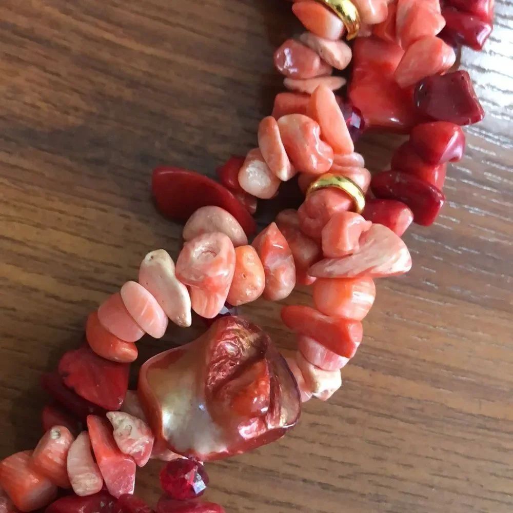 Shell Statement necklace. Gold and stone. - Picture 8 of 10